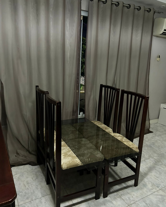 Mesa de Jantar c/ 5 cadeiras e tampo de vidro