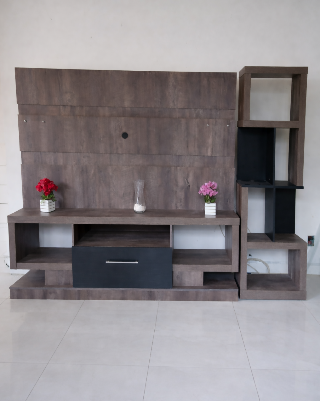 Painel e Estante Lateral – Amadeirado