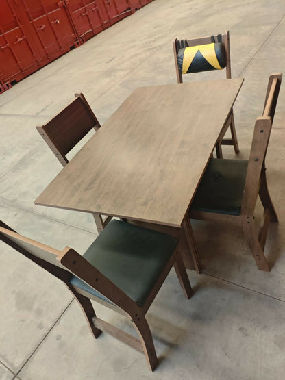 MESA COM 4 CADEIRAS